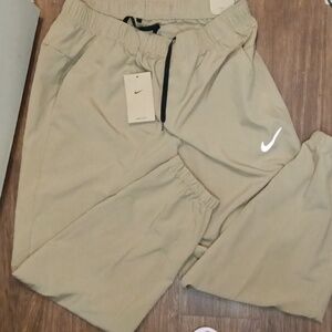 NWT Nike Dri-FIT Tapered Versatile Pants Size Large Khaki